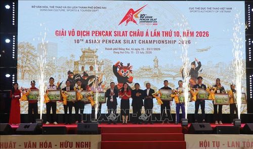 Trao hoa và quà cho đại diện các quốc gia, vùng lãnh thổ châu Á tham dự giải vô địch Pencak Silat Châu Á.