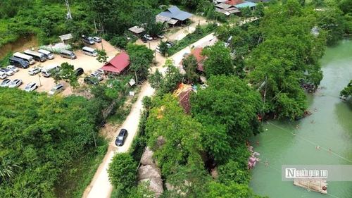 Khoảng 50 - 60 hộ dân tận tiến hành dựng lán, nhà tạm bợ kinh doanh dọc sông Ngang - đường vào thác Mây.