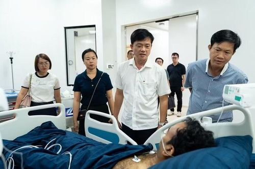 Ông Trần Minh Khoa, Chủ tịch UBND đặc khu Phú Quốc (thứ hai từ phải sang), đến bệnh viện thăm hỏi nạn nhân