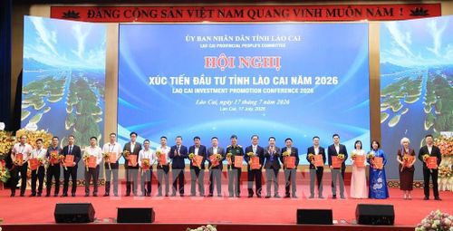 UBND tỉnh Lào Cai trao Quyết định chấp thuận chủ trương đầu tư cho 24 dự án với tổng vốn đăng ký đạt hơn 24.160 tỷ đồng. Ảnh: Đinh Thùy - TTXVN