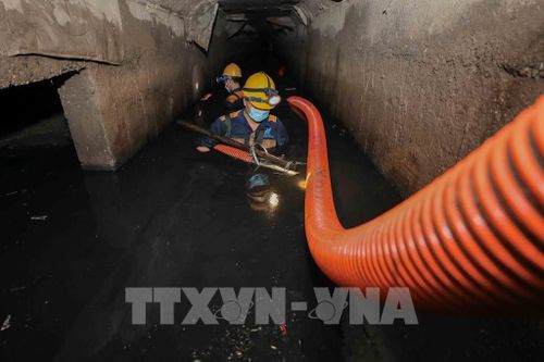 3 năm kinh nghiệm, anh Nguyễn Duy Thịnh (Tổ cơ giới 6, Công ty Thoát nước Hà Nội) ngày ngày vẫn miệt mài nhiều giờ dưới lòng kênh, bảo vệ tuyến thoát nước huyết mạch phía Tây Thủ đô. Ảnh: Phan Phương – TTXVN