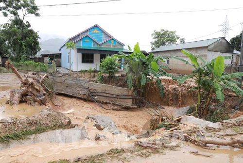 Ngôi nhà chênh vênh sau khi nước lũ đi qua. Ảnh: Quý Trung - TTXVN 