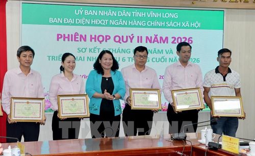 Khen thưởng các tập thể và cá nhân đạt thành tích xuất sắc trong công tác thực hiện tín dụng chính sách trên địa bàn tỉnh 6 tháng đầu năm 2026. Ảnh: Lê Thúy Hằng – TTXVN