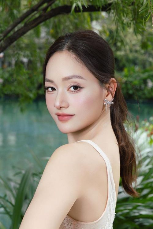 Dự án điện ảnh mới được kỳ vọng sẽ tiếp tục nối dài hành trình bền bỉ của Lan Phương trên màn ảnh rộng sau hơn hai thập kỷ hoạt động nghệ thuật. Ảnh: FBNV.