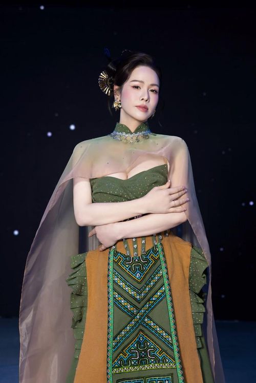 Nhật Kim Anh hiện dành nhiều thời gian cho công việc và chăm sóc hai con nhỏ. Ảnh: FBNV