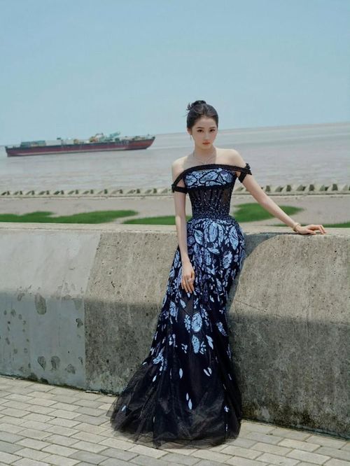 Sau nhiều biến động, Quan Hiểu Đồng vẫn duy trì lịch trình làm việc dày đặc. Ảnh: Weibo.