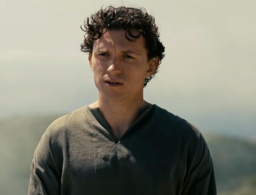 Cặp mẹ con hoàng gia Penelope (Anne Hathaway) và Telemachus (Tom Holland) nỗ lực bảo vệ ngai vàng Ithaca. Ảnh: NSX