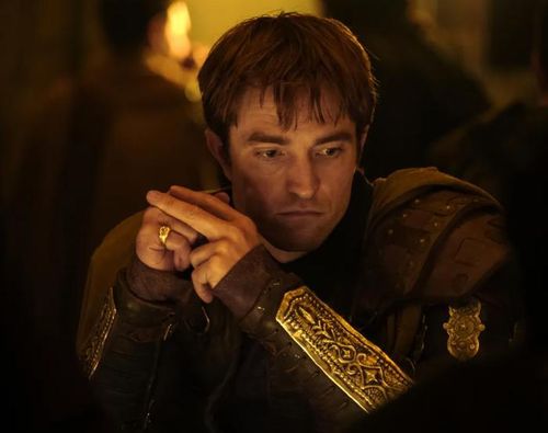 Robert Pattinson lột xác với hình ảnh kẻ phản diện mưu mô Antinous trong cuộc chiến vương quyền. Ảnh: NSX