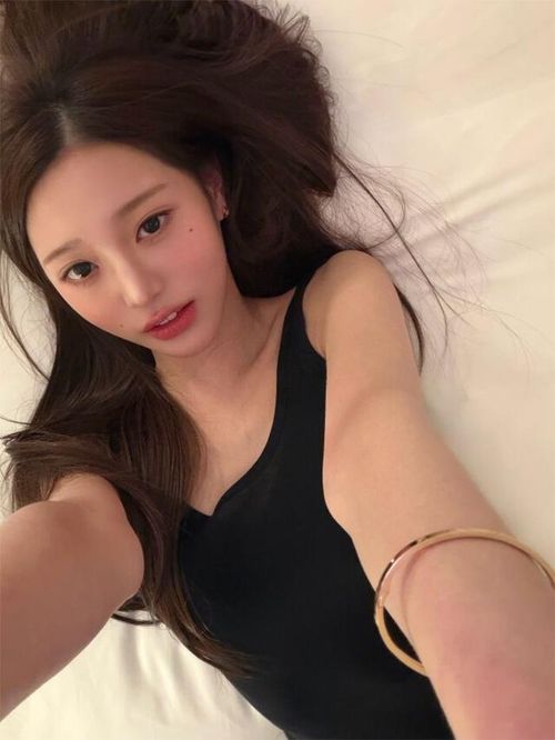 Nhan sắc nổi bật và thần thái cuốn hút của Jang Wonyoung gây sốt mạng xã hội.
