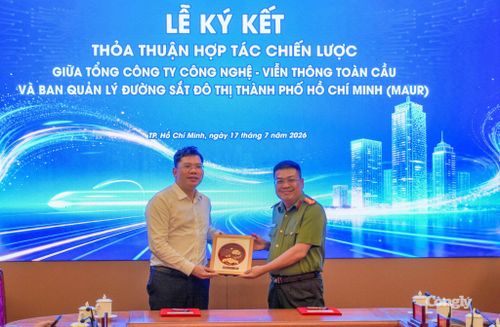 Trao tặng quà lưu niệm tại buổi ký kết hợp tác.