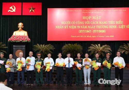 Chủ tịch HĐND TP.HCM Võ Văn Minh tặng quà cho các đại biểu - Ảnh: Hoàng Triều.