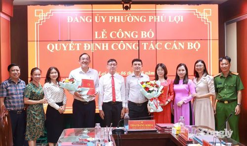 Đảng ủy phường Phú Lợi công bố các quyết định về công tác cán bộ sau khi thực hiện sắp xếp đơn vị hành chính.