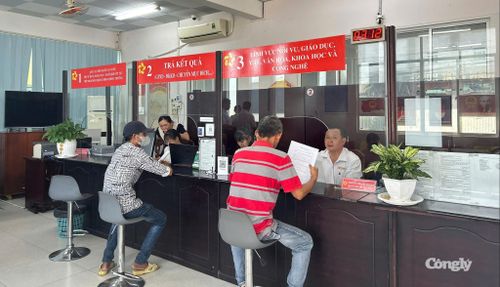 Người dân thực hiện thủ tục hành chính tại Trung tâm Phục vụ hành chính công phường Phú Lợi.