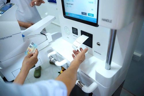 Kiosk y tế giúp người dân thực hiện kiểm tra sức khỏe ban đầu, đo các chỉ số cơ bản và tạo lập hồ sơ sức khỏe điện tử ngay từ lần đầu tiếp cận hệ thống y tế. Ảnh: Kingston Healthcare