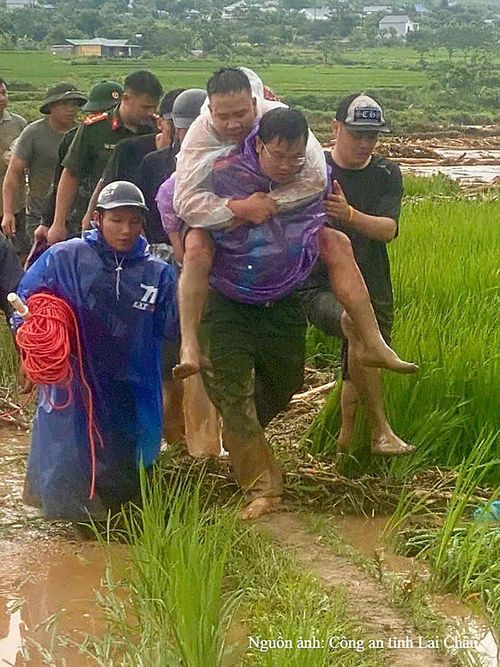 Công an xã Mường Than đã triển khai lực lượng cứu hộ, đến 11 giờ 15 phút ngày 17/7, lực lượng đã giải cứu được 2 công dân vào bờ an toàn và đưa đi Trạm y tế cấp cứu.