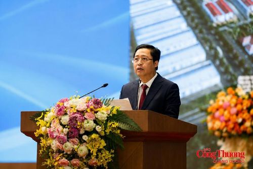 Đồng chí Dương Quốc Huy, Ủy viên Ban Chấp hành Trung ương Đảng, Bí thư Tỉnh ủy Lào Cai phát biểu chào mừng hội nghị.