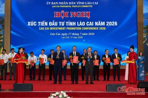 Lãnh đạo tỉnh Lào Cai trao chứng nhận đầu tư cho đại diện các doanh nghiệp.