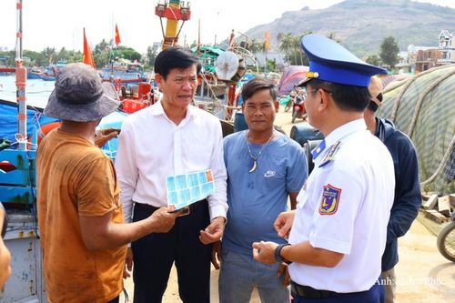 Lực lượng Cảnh sát biển cùng địa phương “đi từng ngõ, gõ từng tàu” nhắc nhở ngư dân chấp hành nghiêm các quy định về khai thác IUU.