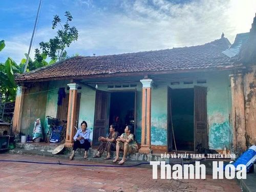 Bà Cao Thị Kén (ngoài cùng, bên phải) và người dân trong thôn phẫn uất vì chưa nhận lại được số tiền đã đóng hụi cho bà Cao Thị Dung.