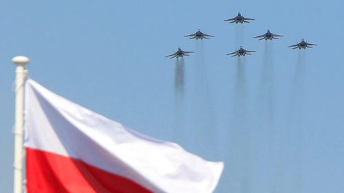 Ba Lan điều tiêm kích chặn máy bay trinh sát IL-20 của Nga. Ảnh: AP.