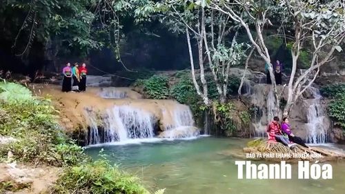 Du khách tham quan, chiêm ngưỡng cảnh sắc thiên nhiên tại thác Hiêu.