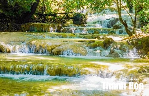 Dòng nước trong vắt len qua những bậc đá tự nhiên, tạo nên vẻ đẹp đặc trưng của thác Hiêu.