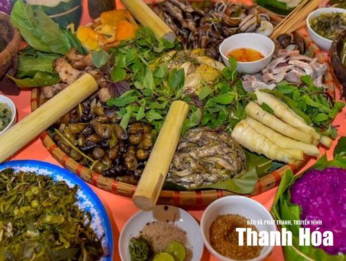 Ngoài tắm thác, trekking, du khách còn được trải nghiệm đời sống bản địa và thưởng thức các món đặc sản như cá suối nướng, cơm lam, măng đắng hay vịt Cổ Lũng.