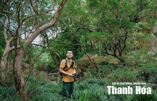 Anh Ngô Văn Hùng ngỡ ngàng trước vẻ đẹp của thiên nhiên ở thác Thiên Thủy.