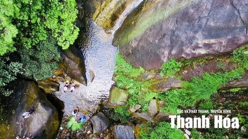 Dòng nước trong mát dưới chân thác Thiên Thủy