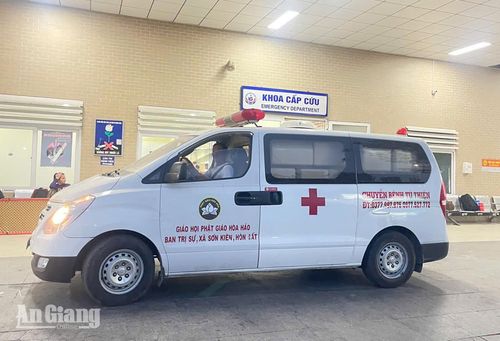 Xe chuyển bệnh nhân miễn phí của Ban Trị sự Giáo hội Phật giáo Hòa Hảo xã Sơn Kiên chở bệnh nhân đến Bệnh viện Đa khoa Kiên Giang. Ảnh: HOÀNG ĐÁ