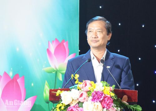 Giám đốc Báo và Phát thanh - Truyền hình An Giang, Trưởng Ban Tổ chức cuộc thi Lê Văn Chuyển phát biểu tại lễ khai mạc vòng thi chung kết cuộc thi.
