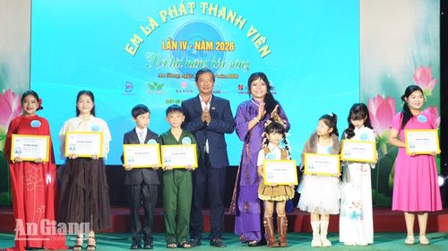 Ban Tổ chức cuộc thi trao giấy chứng nhận cho thí sinh có phần thi ấn tượng.