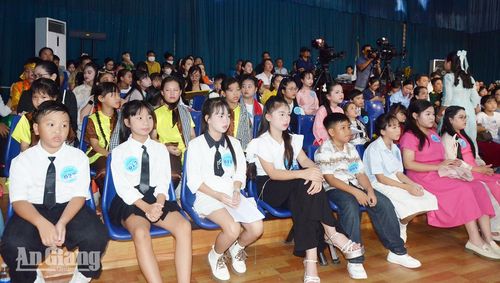 Các thí sinh chuẩn bị bước vào vòng thi chung kết cuộc thi.