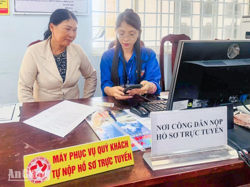 Người cao tuổi được ưu tiên hướng dẫn thực hiện dịch vụ công trực tuyến tại Trung tâm Phục vụ hành chính công xã Bình Sơn