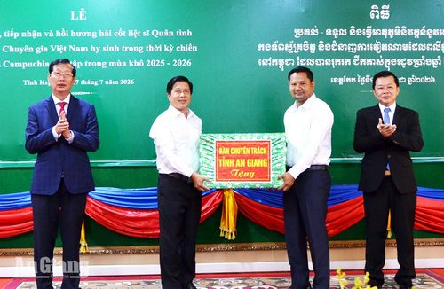 Đoàn đại biểu Ban Chuyên trách tỉnh An Giang và Đoàn đại biểu Ban Chuyên trách tỉnh Kep tặng quà cho nhau thể hiện tinh thần đoàn kết, hữu nghị, hợp tác bền chặt giữa hai nước Việt Nam - Campuchia.