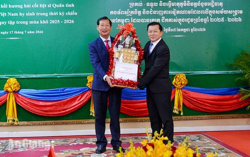 Ban Chuyên trách tỉnh An Giang và Ban Chuyên trách tỉnh Kep tặng quà cho nhau, tại buổi lễ.