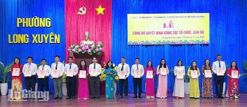 Phó Bí thư Đảng ủy, Chủ tịch UBND phường Long Xuyên Đoàn Thị Hương Hà trao quyết định về việc chỉ định trưởng khóm lâm thời.