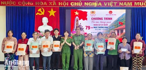 Tặng quà cho các gia đình chính sách, người có công cách mạng ở xã Mỹ Hòa Hưng.