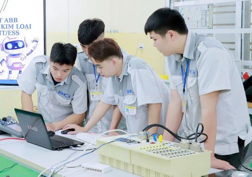  Sinh viên Trường Cao đẳng Công nghiệp Bắc Ninh thực hành điện tử công nghiệp theo định hướng tiêu chuẩn Đức. 