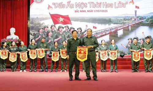  Đồng chí Trịnh Thanh Giang, Chủ tịch Hội Cựu Thanh niên xung phong tỉnh trao giải Nhất cho đội phường Yên Dũng. 