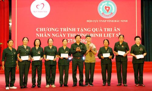  Đồng chí Trịnh Thanh Giang, Chủ tịch Hội Cựu Thanh niên xung phong tỉnh trao quà cho hội viên hoàn cảnh khó khăn (đại diện cán bộ Hội các địa phương nhận giúp). 
