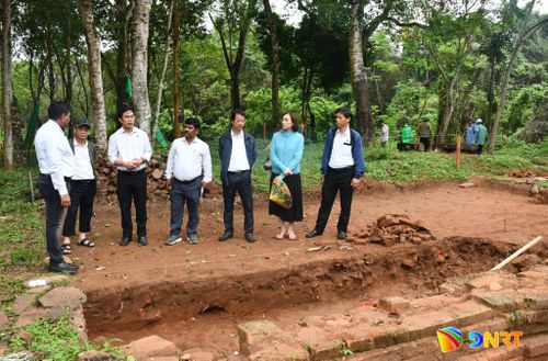 Khảo sát, kiểm tra hiện trạng khu vực di tích khảo cổ, phục vụ công tác nghiên cứu, bảo tồn và phát huy giá trị di sản tại Mỹ Sơn. ẢNH: V.L