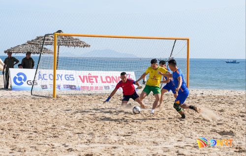 Các trận đấu của môn bóng đá nam bãi biển diễn ra hấp dẫn ngay sau lễ khai mạc. Ảnh: HỒ QUÂN