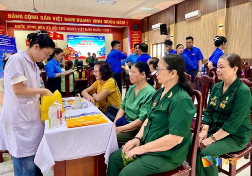 Khám bệnh, phát thuốc miễn phí cho các cựu thanh niên xung phong. Ảnh: TẤN YÊN
