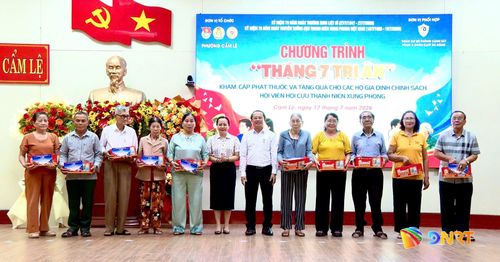 Tặng quà tri ân các thương bệnh binh, hội viên cựu thanh niên xung phong. Ảnh: TẤN YÊN