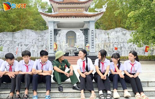 Các em học sinh tìm hiểu lịch sử tại Đền thờ liệt sĩ Núi Quế - Anh linh đài. Ảnh: VĂN TƯỜNG