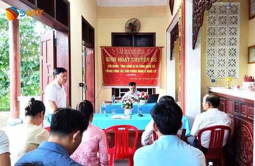 Chi bộ Văn phòng HĐND và UBND xã Quế Phú tổ chức sinh hoạt chuyên đề tại Nhà tưởng niệm liệt sĩ Đoàn Lời. Ảnh: CÔNG PHU