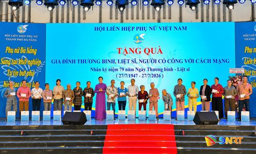 Chủ tịch Hội Liên hiệp Phụ nữ Việt Nam Lê Thị Thủy tặng 20 suất quà cho gia đình thương binh, liệt sĩ, người có công trên địa bàn 3 phường Hội An, Hội An Đông, Hội An Tây. Ảnh: QUỐC TUẤN