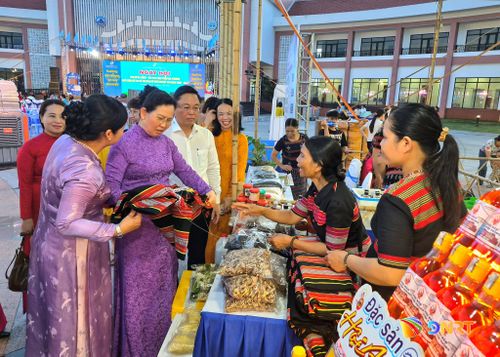 Chủ tịch Hội Liên hiệp Phụ nữ Việt Nam và lãnh đạo thành phố Đà Nẵng tham quan một gian hàng của phụ nữ đồng bào dân tộc thiểu số vùng Tây thành phố. Ảnh: QUỐC TUẤN