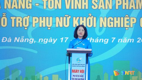 Chủ tịch Hội Liên hiệp phụ nữ thành phố Đà Nẵng Hoàng Thị Thu Hương phát biểu tại lễ khai mạc ngày hội. Ảnh: QUỐC TUẤN